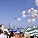 ...la stessa frase che campeggia su tanti palloncini bianchi sparsi un po� ovunque